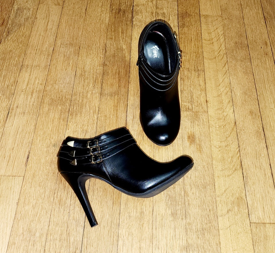 Edgy Black Platform Studded Buckle High Heel Ankle Booties - Pre-Owned - Size 7